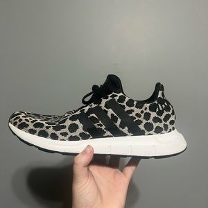 ADIDAS SIZE 11 GYM SHOE